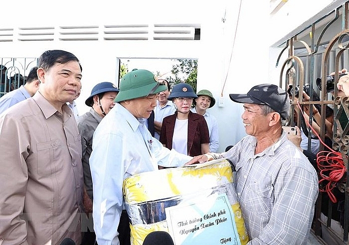 Thủ tướng thăm hỏi nhân dân Quảng Ngãi chịu thiệt hại do thiên tai Thủ tướng thăm hỏi nhân dân Quảng Ngãi chịu thiệt hại do thiên tai