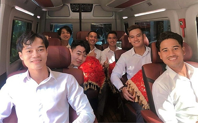 Đội bê tráp cực trất trong ngày Công Phượng lên xe hoa Đội bê tráp cực trất trong ngày Công Phượng lên xe hoa