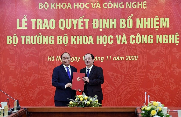 Thủ tướng trao quyết định, giao nhiệm vụ cho Bộ trưởng Bộ KHCN và Bộ Y tế Thủ tướng trao quyết định, giao nhiệm vụ cho Bộ trưởng Bộ KHCN và Bộ Y tế