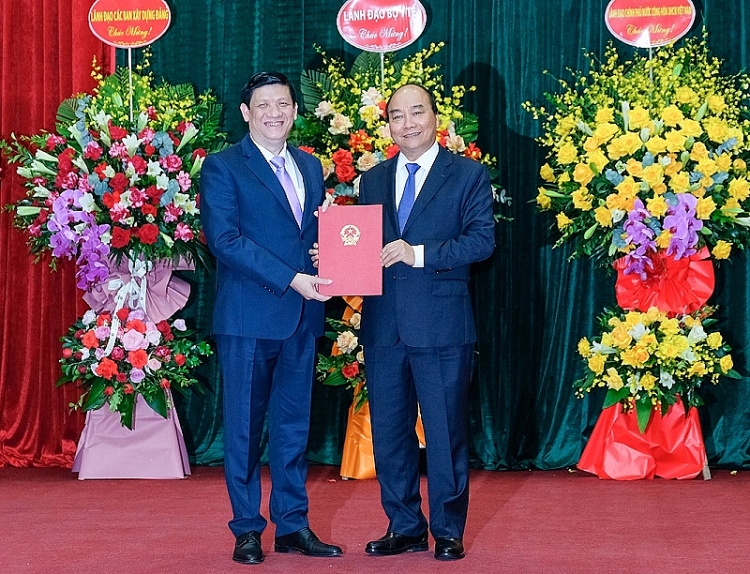 Thủ tướng trao quyết định, giao nhiệm vụ cho Bộ trưởng Bộ KHCN và Bộ Y tế Thủ tướng trao quyết định, giao nhiệm vụ cho Bộ trưởng Bộ KHCN và Bộ Y tế