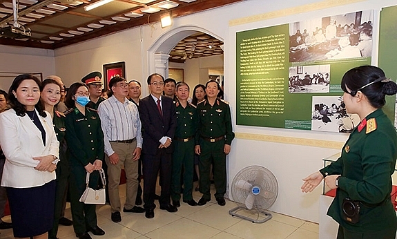 Trưng bày hơn 300 tài liệu, hình ảnh và hiện vật về Đại tướng Lê Đức Anh Trưng bày hơn 300 tài liệu, hình ảnh và hiện vật về Đại tướng Lê Đức Anh