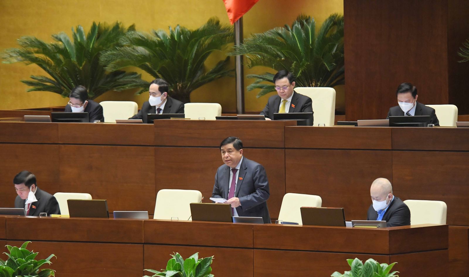 Tập trung thực hiện những giải pháp, cam kết, khắc phục những tồn tại, hạn chế trên các lĩnh vực được chất vấn Chú thích ảnh