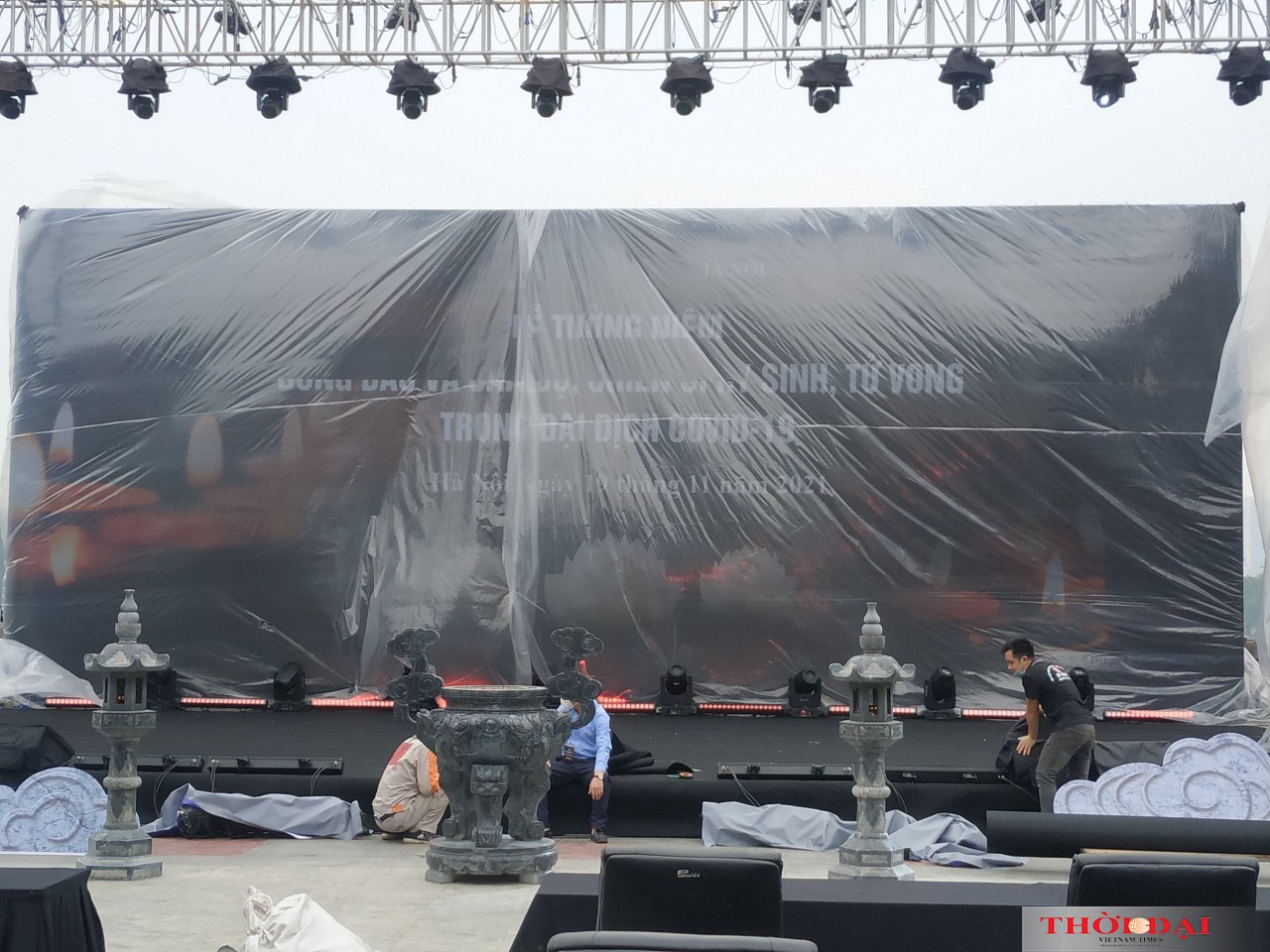 Hà Nội khẩn trương chuẩn bị cho Lễ tưởng niệm đồng bào tử vong và cán bộ, chiến sĩ hy sinh trong đại dịch COVID-19 Hà Nội khẩn trương chuẩn bị cho Lễ tưởng niệm đồng bào tử vong và cán bộ, chiến sĩ hy sinh trong đại dịch COVID-19