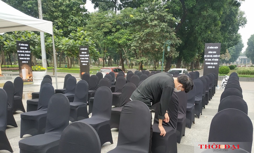 Hà Nội khẩn trưởng chuẩn bị cho Lễ tưởng niệm đồng bào và cán bộ, chiến sĩ hy sinh, tử vong vì COVID-19 Hà Nội khẩn trương chuẩn bị cho Lễ tưởng niệm đồng bào tử vong và cán bộ, chiến sĩ hy sinh trong đại dịch COVID-19