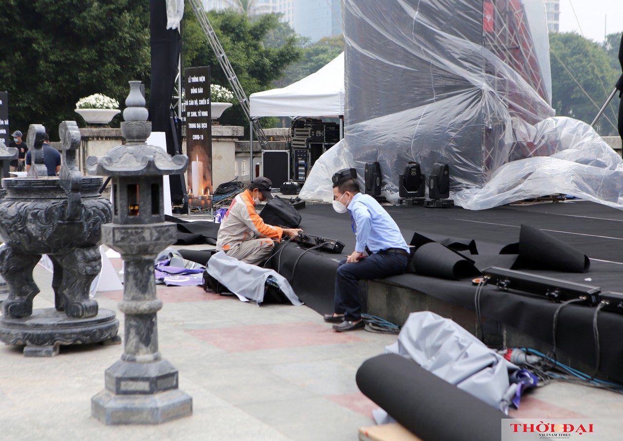 Hà Nội khẩn trưởng chuẩn bị cho Lễ tưởng niệm đồng bào và cán bộ, chiến sĩ hy sinh, tử vong vì COVID-19 Hà Nội khẩn trương chuẩn bị cho Lễ tưởng niệm đồng bào tử vong và cán bộ, chiến sĩ hy sinh trong đại dịch COVID-19
