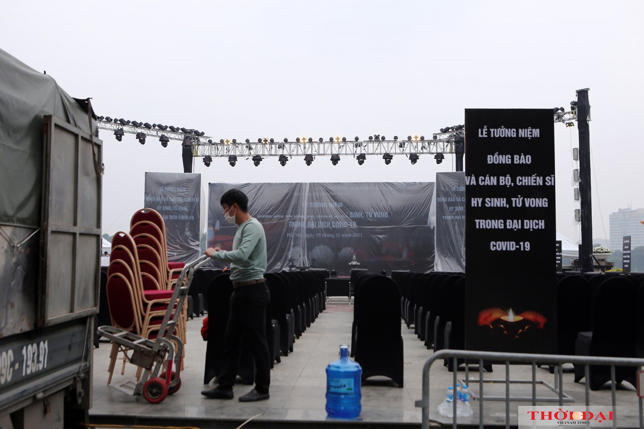 Hà Nội khẩn trưởng chuẩn bị cho Lễ tưởng niệm đồng bào và cán bộ, chiến sĩ hy sinh, tử vong vì COVID-19 Hà Nội khẩn trương chuẩn bị cho Lễ tưởng niệm đồng bào tử vong và cán bộ, chiến sĩ hy sinh trong đại dịch COVID-19