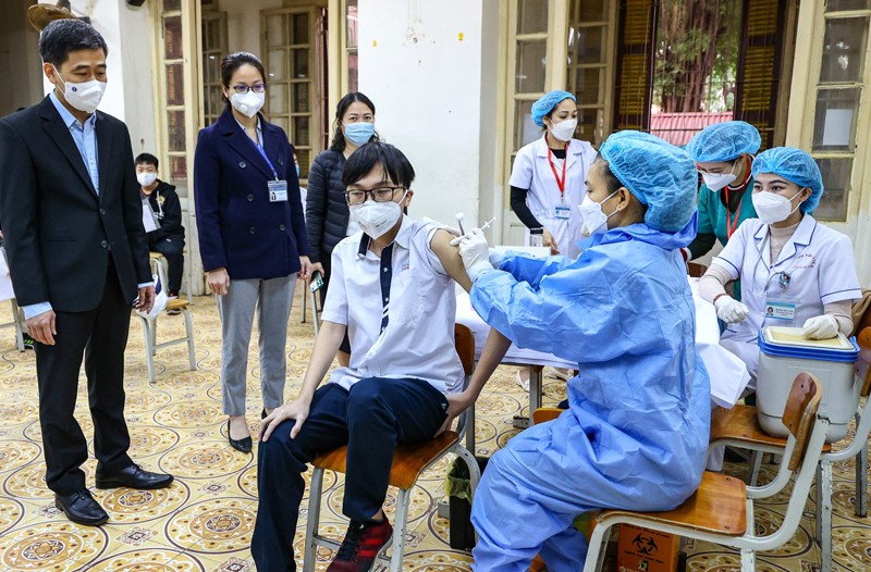 Sáng nay, Hà Nội tiêm vaccine COVID-19 cho học sinh lớp 9 Sáng nay, Hà Nội tiêm vaccine COVID-19 cho học sinh lớp 9