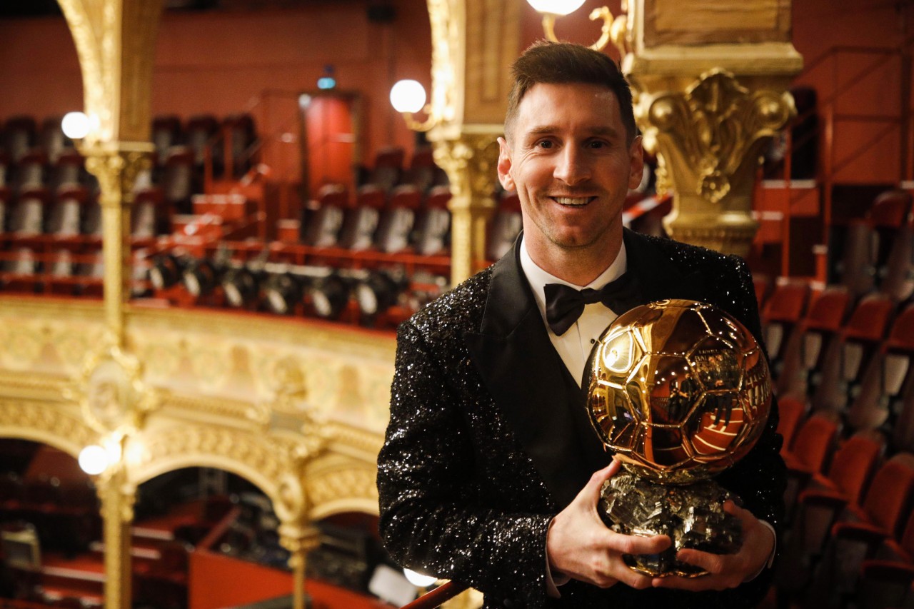 Vượt qua Ronaldo, Lionel Messi giành Quả bóng vàng 2021 Vượt qua Ronaldo, Lionel Messi giành Quả bóng vàng 2021