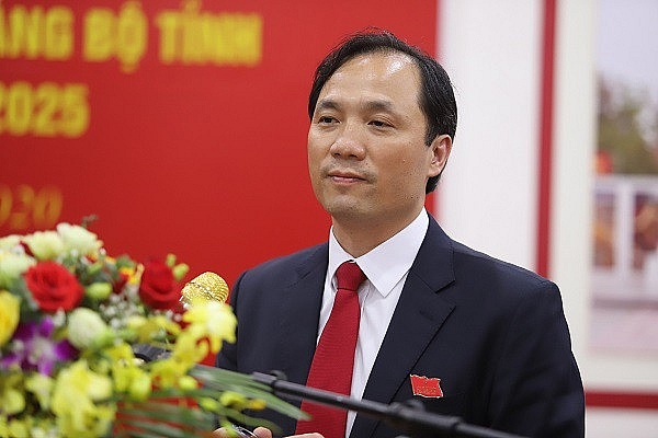 Bí thư Tỉnh ủy Hà Tĩnh Hoàng Trung Dũng giữ chức Chủ tịch HĐND tỉnh Bí thư Tỉnh ủy Hà Tĩnh Hoàng Trung Dũng giữ chức Chủ tịch HĐND tỉnh