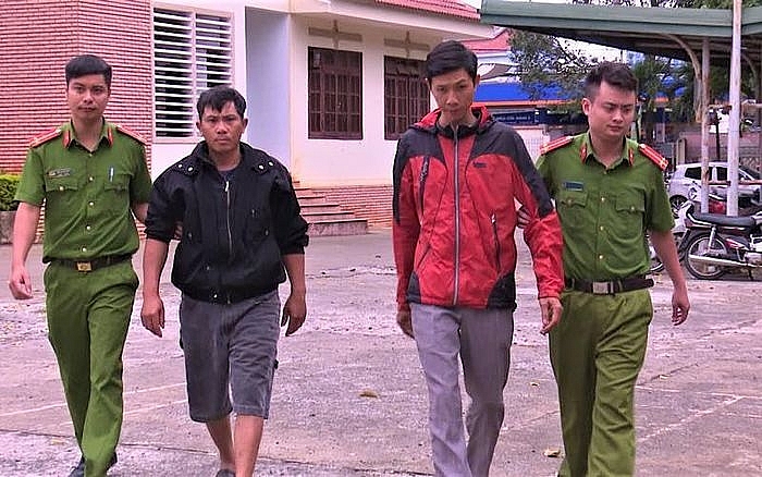 Bị dừng xe kiểm tra, 2 đối tượng dùng dép tấn công CSGT Bị dừng xe kiểm tra, 2 đối tượng dùng dép tấn công CSGT