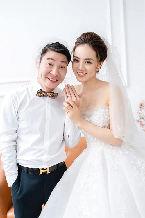 Lộ ảnh cưới NSND Công Lý và vợ kém 15 tuổi đẹp mê ly Lộ ảnh cưới NSND Công Lý và vợ xinh đẹp kém 15 tuổi