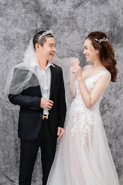 Lộ ảnh cưới NSND Công Lý và vợ kém 15 tuổi đẹp mê ly Lộ ảnh cưới NSND Công Lý và vợ xinh đẹp kém 15 tuổi