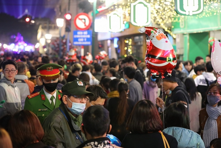 Đường phố Hà Nội chật cứng người đêm Noel Đường phố Hà Nội chật cứng người đêm Noel