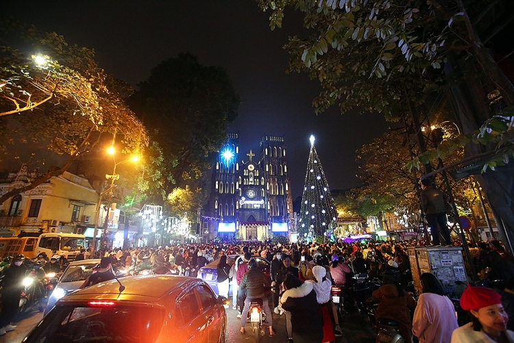 Đường phố Hà Nội chật cứng người đêm Noel Đường phố Hà Nội chật cứng người đêm Noel