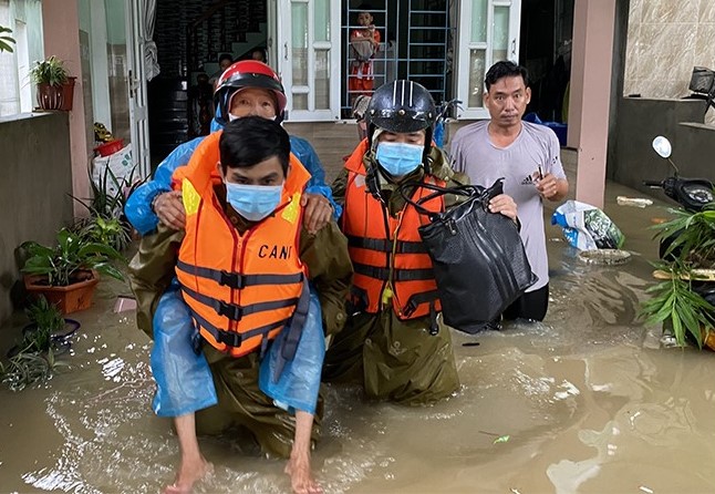 Chủ động phòng chống mưa lũ và dịch bệnh COVID-19, đảm bảo tính mạng cho người dân Chủ động phòng chống mưa lũ và dịch bệnh COVID-19, đảm bảo tính mạng cho người dân