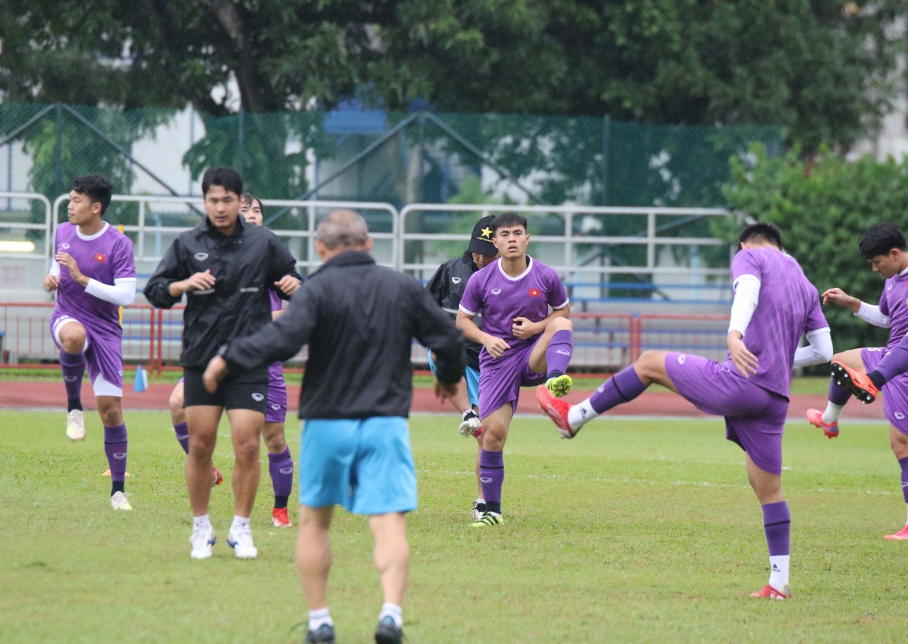 Việt Nam vs Malaysia (19h30, 12/12): Công Phượng và đồng đội dầm mưa tập luyện Việt Nam vs Malaysia (19h30, 12/12): Công Phượng và đồng đội dầm mưa tập luyện