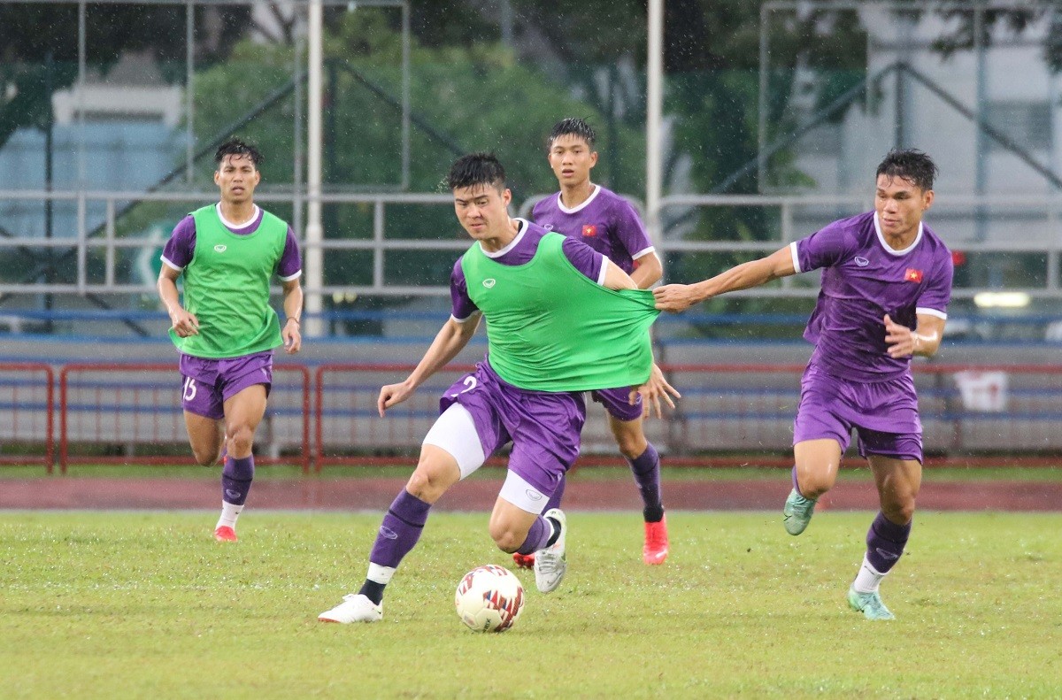 Việt Nam vs Malaysia (19h30, 12/12): Công Phượng và đồng đội dầm mưa tập luyện Việt Nam vs Malaysia (19h30, 12/12): Công Phượng và đồng đội dầm mưa tập luyện