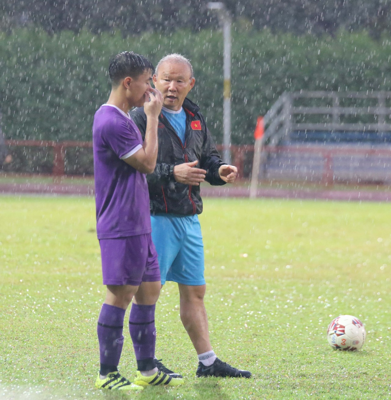 Việt Nam vs Malaysia (19h30, 12/12): Công Phượng và đồng đội dầm mưa tập luyện Việt Nam vs Malaysia (19h30, 12/12): Công Phượng và đồng đội dầm mưa tập luyện