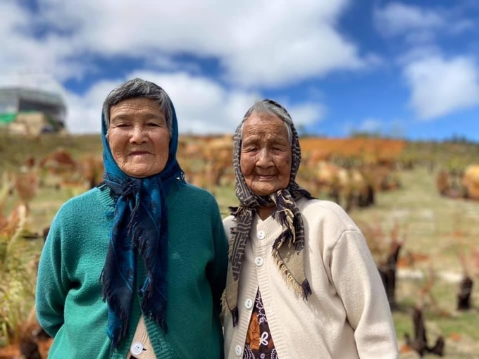 Unique check-in photos of two 90-year-old women stun netizens Unique check-in photos of two 90-year-old women stun netizens
