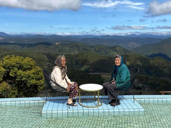 Unique check-in photos of two 90-year-old women stun netizens Unique check-in photos of two 90-year-old women stun netizens