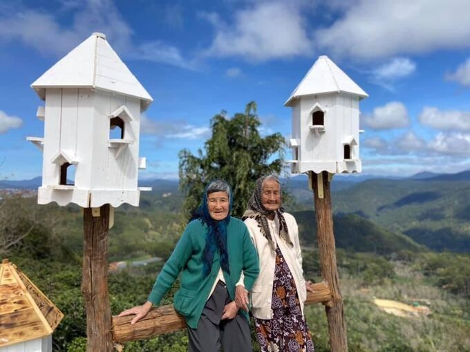 Unique check-in photos of two 90-year-old women stun netizens Unique check-in photos of two 90-year-old women stun netizens