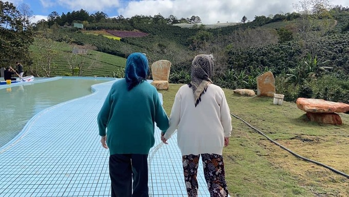 Unique check-in photos of two 90-year-old women stun netizens Unique check-in photos of two 90-year-old women stun netizens