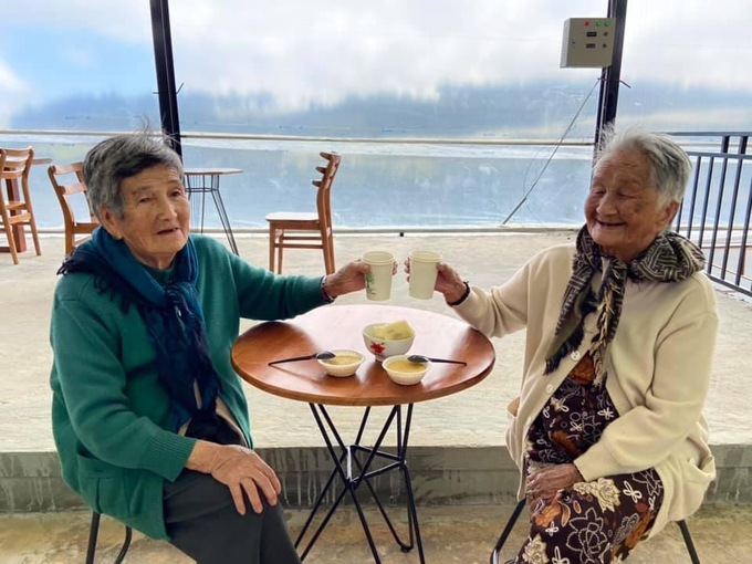Unique check-in photos of two 90-year-old women stun netizens Unique check-in photos of two 90-year-old women stun netizens