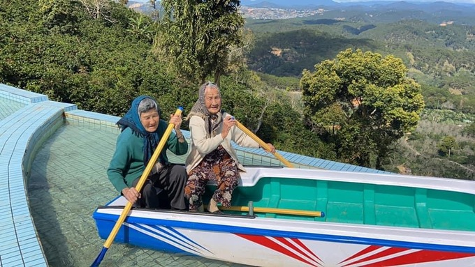 Unique check-in photos of two 90-year-old women stun netizens Unique check-in photos of two 90-year-old women stun netizens