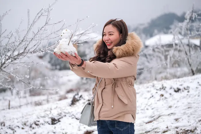 Video: Tourists excited at snowy “Europe-like” scene in Vietnam Northern mountains Video: Tourists excited at snowy “Europe-like” scene in Vietnam Northern mountains