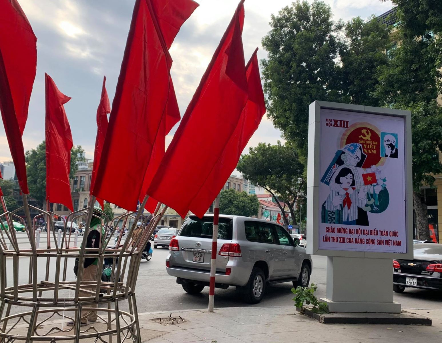 Hanoi streets brilliantly decorated to welcome 13th National Party Congress Hanoi streets brilliantly decorated to welcome 13th National Party Congress