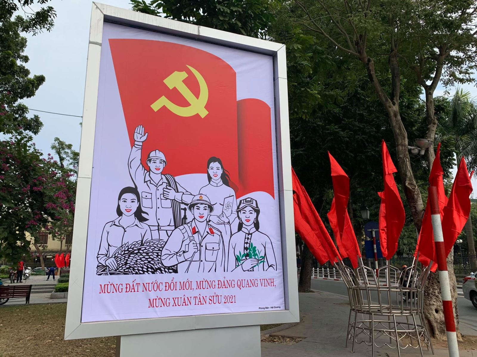 Hanoi streets brilliantly decorated to welcome 13th National Party Congress Hanoi streets brilliantly decorated to welcome 13th National Party Congress
