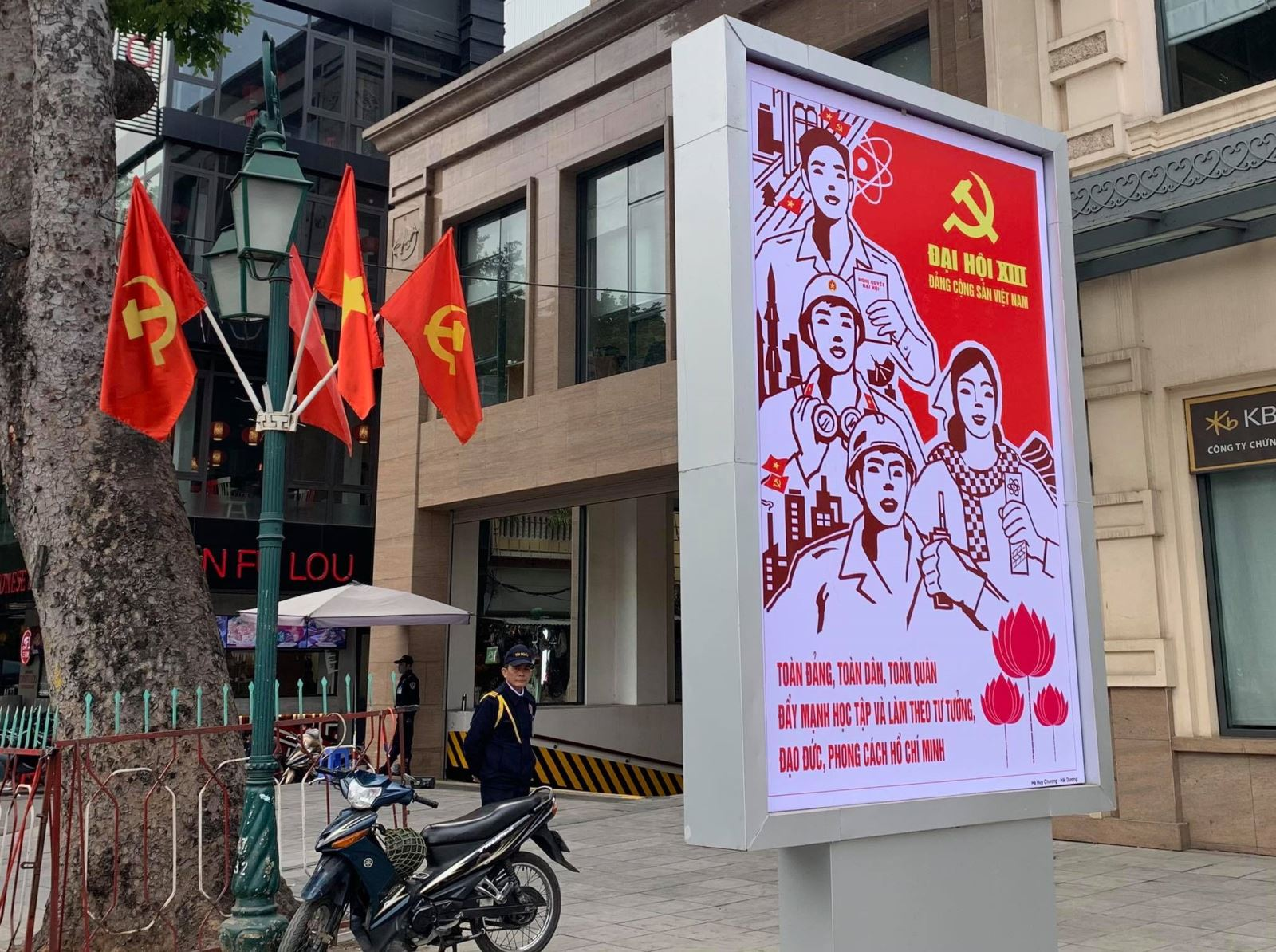 Hanoi streets brilliantly decorated to welcome 13th National Party Congress Hanoi streets brilliantly decorated to welcome 13th National Party Congress
