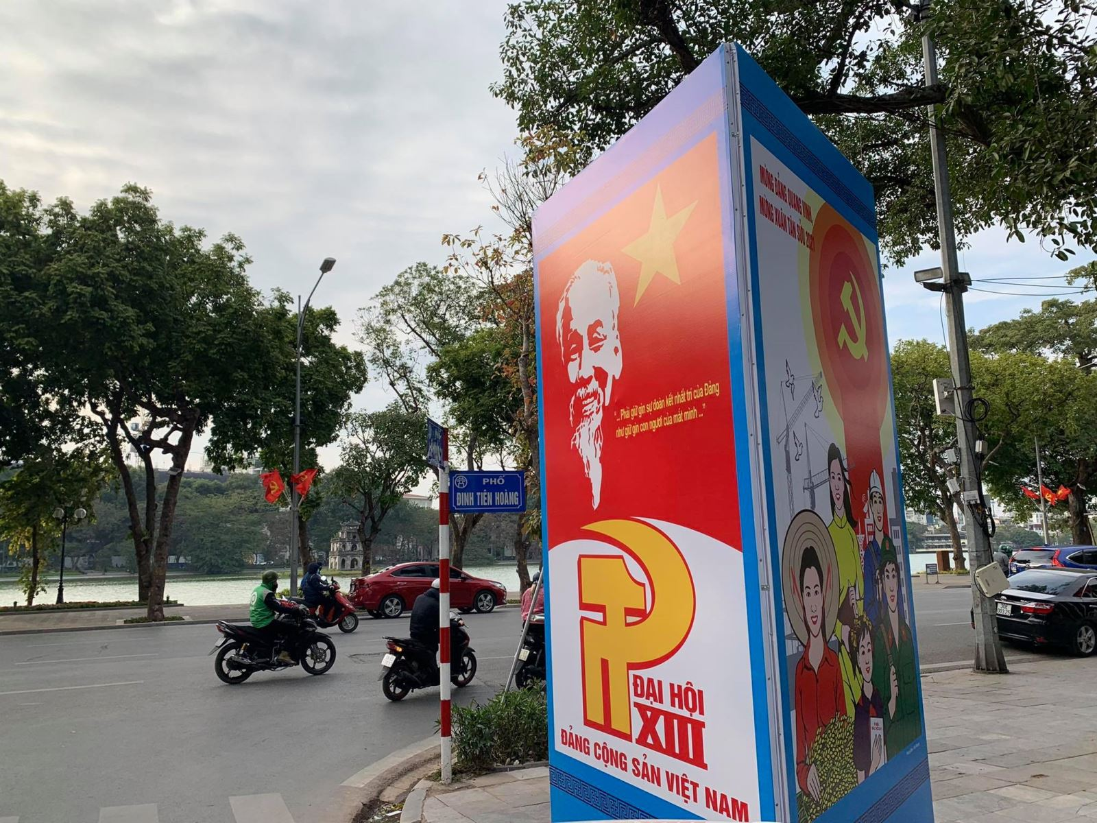 Hanoi streets brilliantly decorated to welcome 13th National Party Congress Hanoi streets brilliantly decorated to welcome 13th National Party Congress