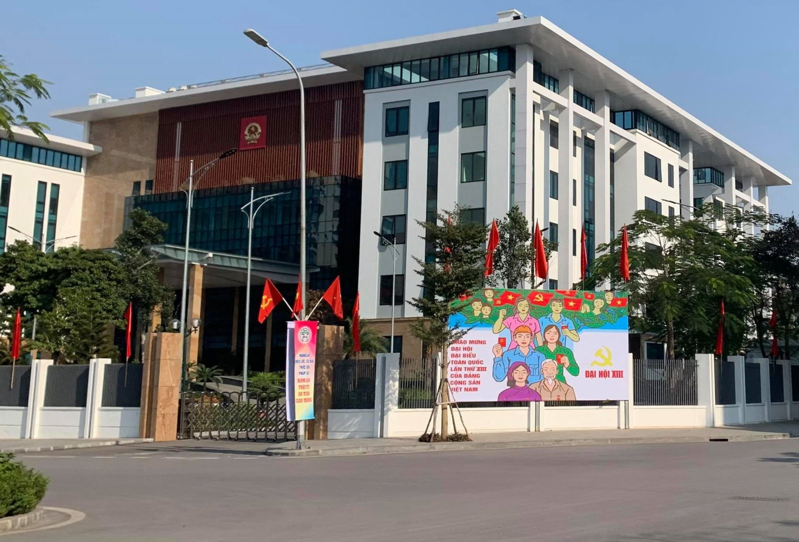 Hanoi streets brilliantly decorated to welcome 13th National Party Congress Hanoi streets brilliantly decorated to welcome 13th National Party Congress