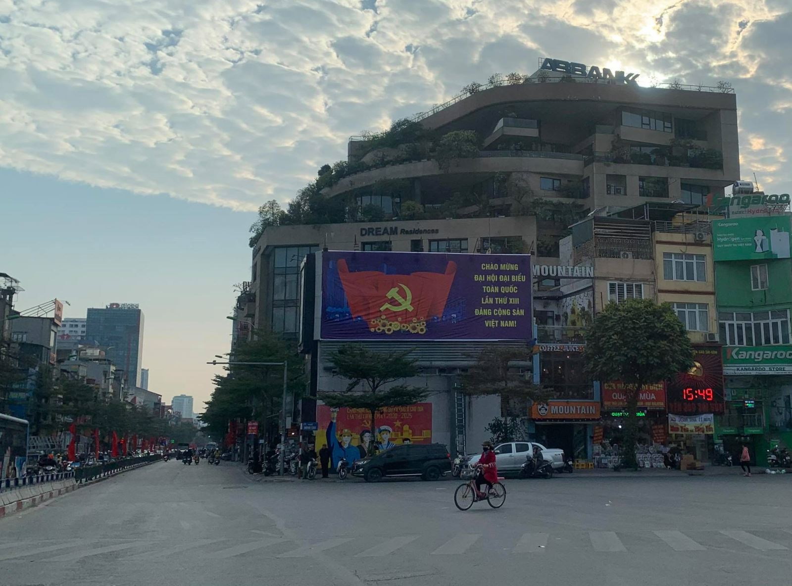 Hanoi streets brilliantly decorated to welcome 13th National Party Congress Hanoi streets brilliantly decorated to welcome 13th National Party Congress