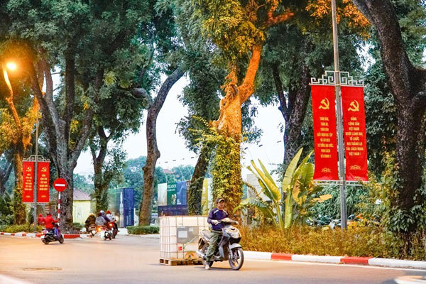 Hanoi streets brilliantly decorated to welcome 13th National Party Congress Hanoi streets brilliantly decorated to welcome 13th National Party Congress