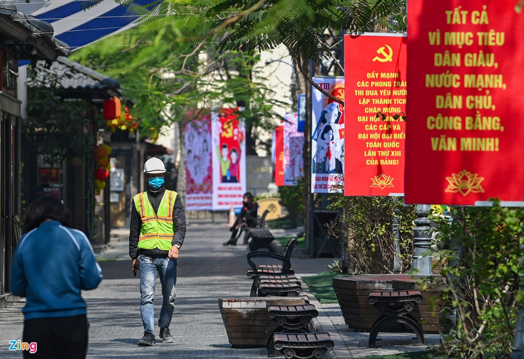 Hanoi streets radiantly adorned to welcome 13th National Party Congress Hanoi streets radiantly adorned to welcome 13th National Party Congress