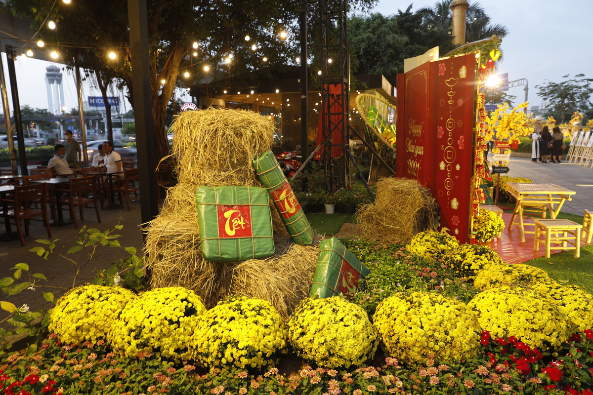 Replicating Vietnamese rural villages at Menas Mall Saigon Airport Vietnamese rural villages replicated at Menas Mall Saigon Airport