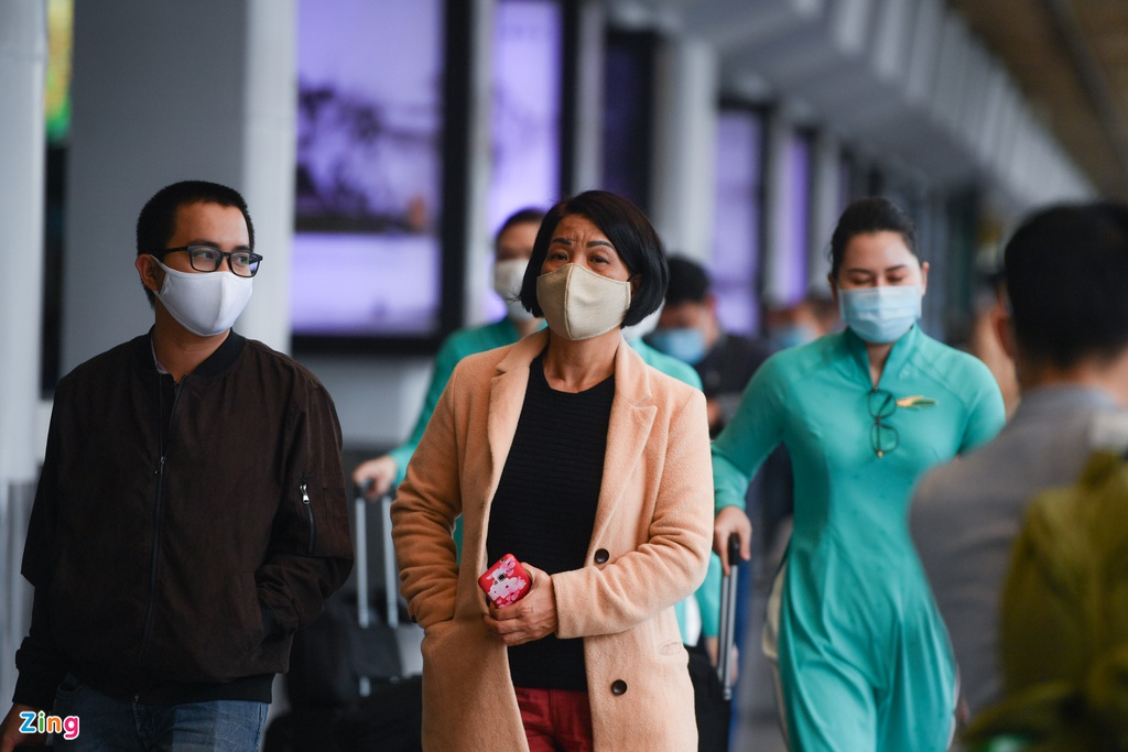 photo passengers leave tan son nhat airport for tet holiday early over covid 19 concern