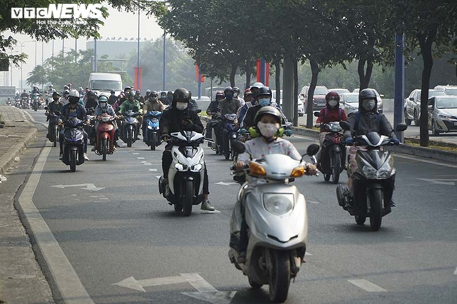 Photos: HCMC people abide by wearing face masks when going out Photos: HCMC people abide by wearing face masks in public spaces