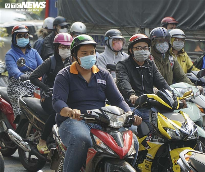 Photos: HCMC people abide by wearing face masks when going out Photos: HCMC people abide by wearing face masks in public spaces
