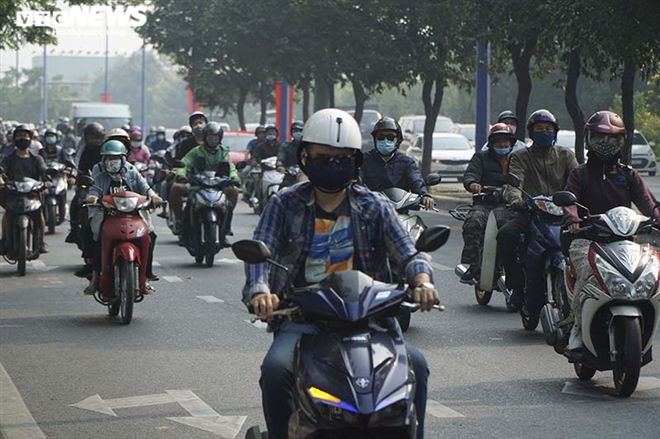 Photos: HCMC people abide by wearing face masks when going out Photos: HCMC people abide by wearing face masks in public spaces