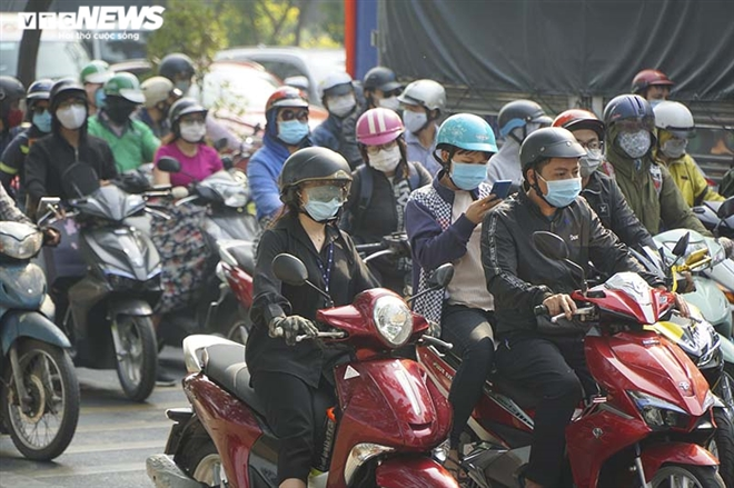 Photos: HCMC people abide by wearing face masks when going out Photos: HCMC people abide by wearing face masks in public spaces
