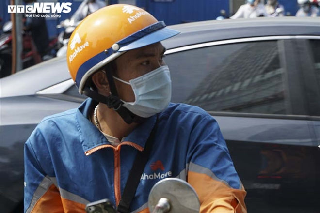 Photos: HCMC people abide by wearing face masks when going out Photos: HCMC people abide by wearing face masks in public spaces