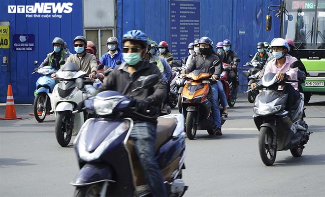 Photos: HCMC people abide by wearing face masks when going out Photos: HCMC people abide by wearing face masks in public spaces