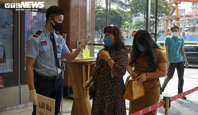 Photos: HCMC people abide by wearing face masks when going out Photos: HCMC people abide by wearing face masks in public spaces