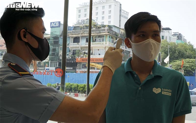 Photos: HCMC people abide by wearing face masks when going out Photos: HCMC people abide by wearing face masks in public spaces
