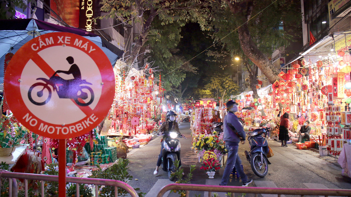 Tet flower markets in Hanoi Old Quarter deserted due to Covid-19, in photos Tet flower markets in Hanoi Old Quarter deserted due to Covid-19, in photos