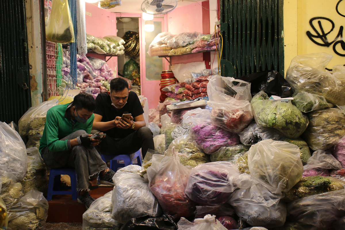 Tet flower markets in Hanoi Old Quarter deserted due to Covid-19, in photos Tet flower markets in Hanoi Old Quarter deserted due to Covid-19, in photos