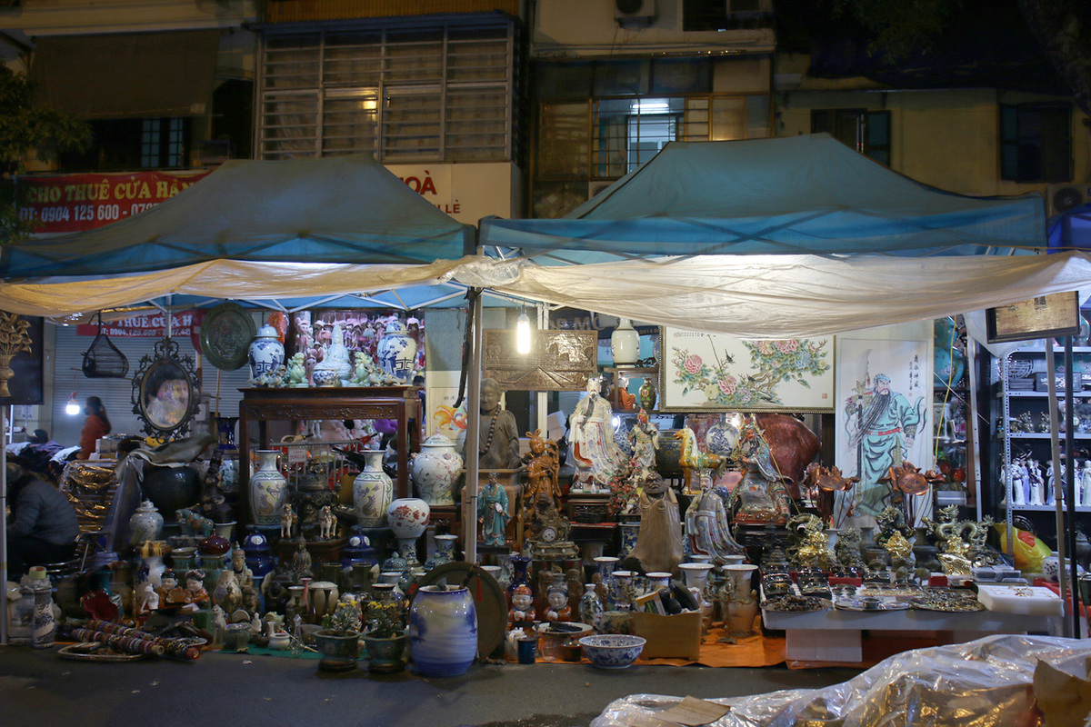 Tet flower markets in Hanoi Old Quarter deserted due to Covid-19, in photos Tet flower markets in Hanoi Old Quarter deserted due to Covid-19, in photos